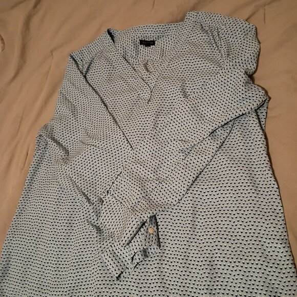 Talbot's beautiful vneck sheen longsleeve blouse with button wrists cuffs - Picture 3 of 4